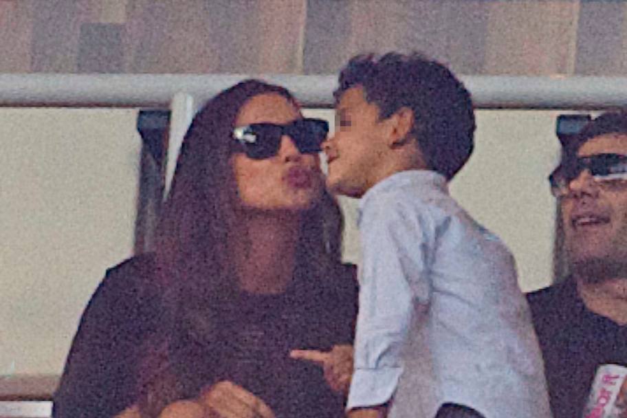 Madrid. La top model Irina Shayk, compagna di Cristiano Ronaldo, si scambia un bacio con il piccolo Cristiano Jr, di 4 anni, sugli spalti del Santiago Bernabeu (Olycom)